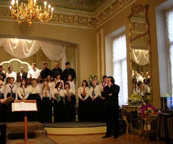 choir2.jpg (40755 bytes)